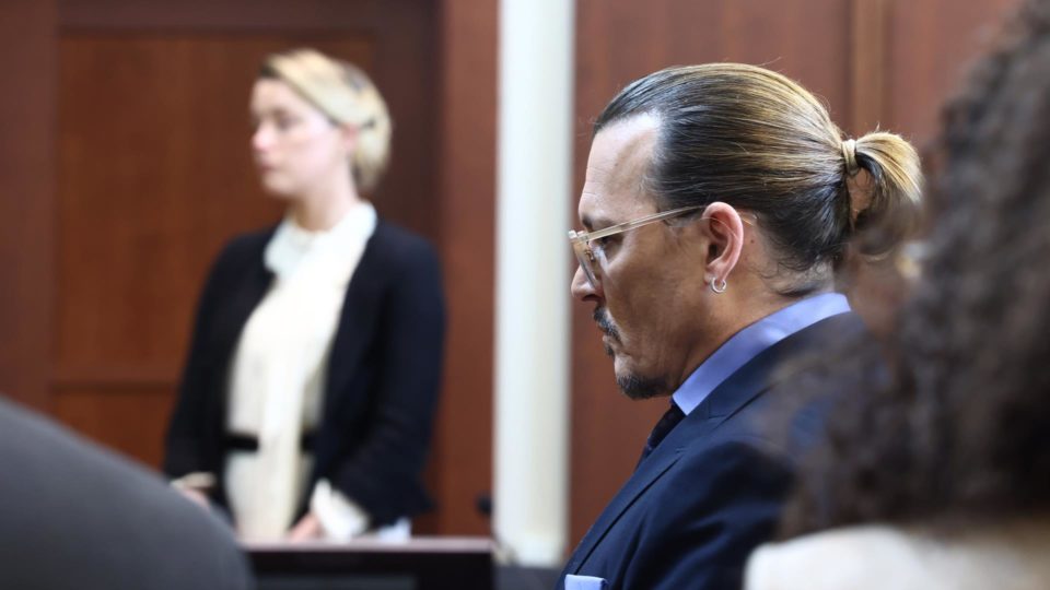 A atriz norte-americana Amber Heard (esquerda) e o ator norte-americano Johnny Depp durante o julgamento| Foto: EFE/EPA/JIM LO SCALZO